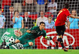 SIKRE SPANJOLER: Buffon g�r feil vei p� straffen til David Villa, noe han gjorde flere ganger enn kollega Iker Casillas.
