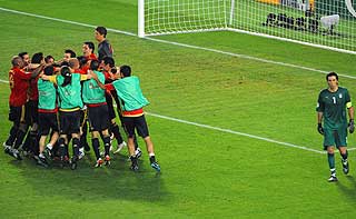 ARRIVEDERCI: De spanske spillerne omfavner m�lvakt Casillas, mens Gianluigi Buffon forbereder hjemreisen.