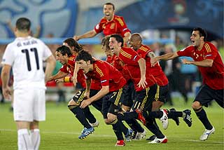 EKSTASE: Spanjolene slipper jubelen l�s etter Fabregas' avgj�rende straffe.