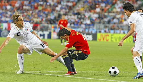SNYTT FOR STRAFFE: Massimo Ambrosini tar beina til David Villa innenfor sekstenmeteren, men dommer Herbert Fandel vinker spillet videre.