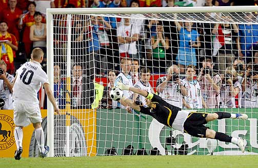 TO REDNINGER: Heller ikke Daniele De Rossi klarer � overliste Spanias m�lvakt Iker Casillas.