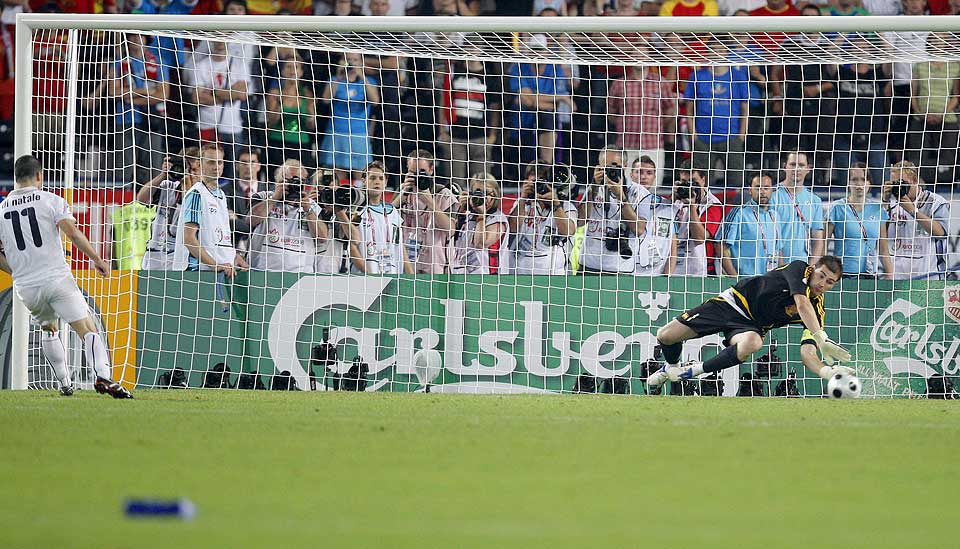 PANTER-REDNING: Straffen til innbytter Antonio Di Natale er ikke spesielt god, men Iker Casillas gj�r likevel en bra redning. Italia ryker ut av mesterskapet.