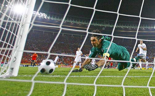 HJERTET I HALSEN: Gianluigi Buffon ser ballen han nettopp har mistet finne veien i stanga. Pust ut.
