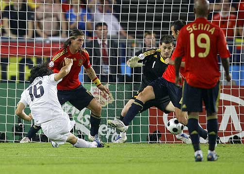 ITALIAS ST�RSTE: Iker Casillas redder den farligste italienske sjansen i ordin�r tid.