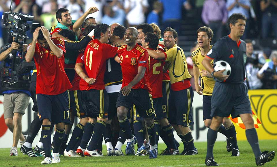 STRAFFE-EKSORSISME: Italiensk fotball og alt dens vesen har fungert som en ond �nd i Spania. Det var derfor hele laget lettet da Cesc Fabregas dundret inn den befriende straffen, skriver Esten O. S�ther.