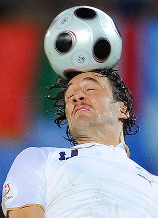 F�RSUND-INSPIRERT? Luca Toni og hans pistrete bart lever videre etter at han heller ikke i kvartfinaletapet for Spania klarte � gj�re m�l.