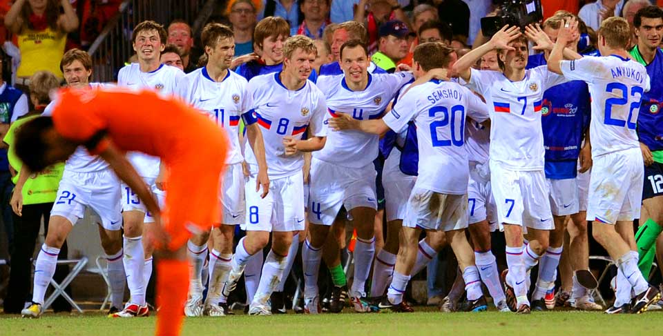 NEDTUREN: Nederland spilte lenge fantastisk fotball, men s� var det br�stopp mot russerne - som n� har tatt over rollen som de nye kj�ledeggene.