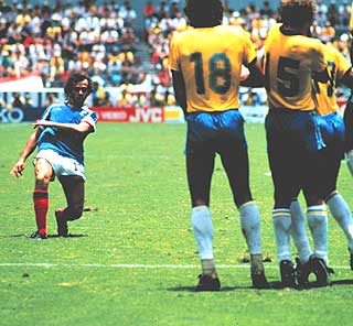 FANTASTISKE 84-EM: Michel Platini var str�lende og Frankrike spilte fantastisk, da de vant EM p� hjemmebane i 1984. Her er Platini i aksjon i et VM-oppgj�r mot Brasil.