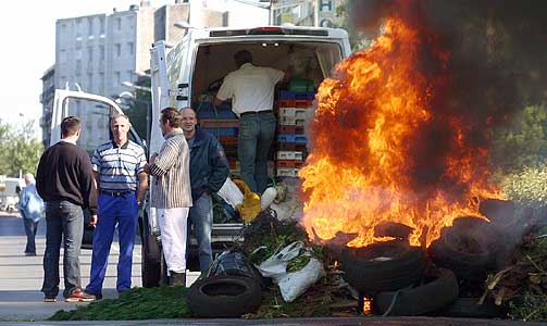 BENSINPROTESTER I FRANKRIKE I DAG: Fiskere har blokkert veien til kaia Boulogne-sur-Mer for � protestere mot de h�ye oljeprisene.