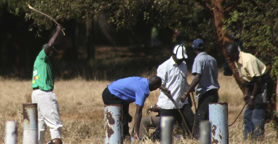 BANKET OPP: Medlemmer av regjeringsmilitsen banket opp opposisjonstilhengere i hovedstaden Harare i g�r.