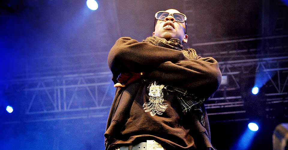 UTEN FINGER-BLING: Jay-Z er kanskje glad i glitter, men dersom han eier en diamant etter gifterm�let med Beyonc� Knowles i mars, s� hadde han lagt den hjemme da han entret scena p� Hove i g�r.