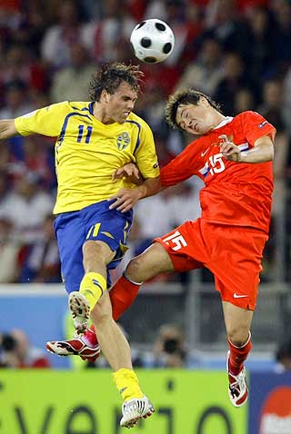 TIL ENGLAND? Det ble til slutt et skuffende EM for Johan Elmander og Sverige, men n� kan spissen v�re p� vei mot nye eventyr i Premier League.