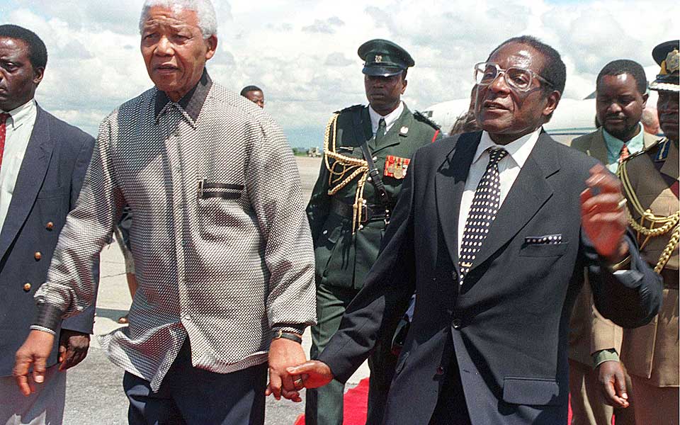 MANDELA OG MUGABE: Begge var frihetskjempere, begge satt i fengsel, begge st�ttet tidligere den andres kamp. Bildet ble tatt under Mandelas bes�k i Harare, Zimbabwe i 1998.