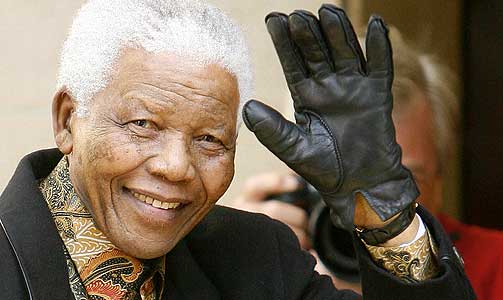 MANDELA I LONDON: Kritikerne mener at Mugabe vanskelig kan ignorere en reprimande fra Mandela, som ofret mer enn Mugabe i den svarte frigj�ringskampen.