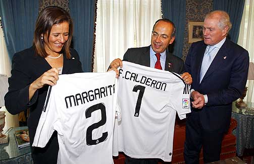 IKKE S� SPANDABEL: Real Madrids klubbpresident Ramon Calderon (t.h.) deler gladelig ut drakter til Mexicos president Felipe Calderon og frue, men 800 millioner for Cristiano Ronaldo er uaktuelt skal man tro det siste utspillet fra presidenten.