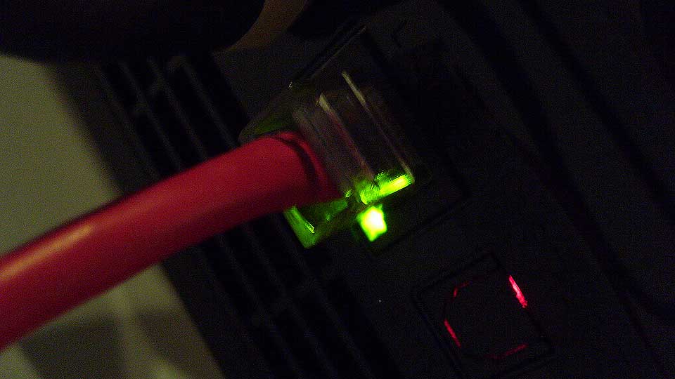 OVERV�KER ALT SOM G�R I KABEL: En ny svensk lov gir myndighetene adgang til overv�king av all elektronisk kommunikasjon over landets grenser. Det ber�rer ogs� norske nettbrukere, skriver Dagbladet.nos kommentator. Foto: DecleanTM. Publisert under en Creative Commons navngivelse 2.0-lisens.
