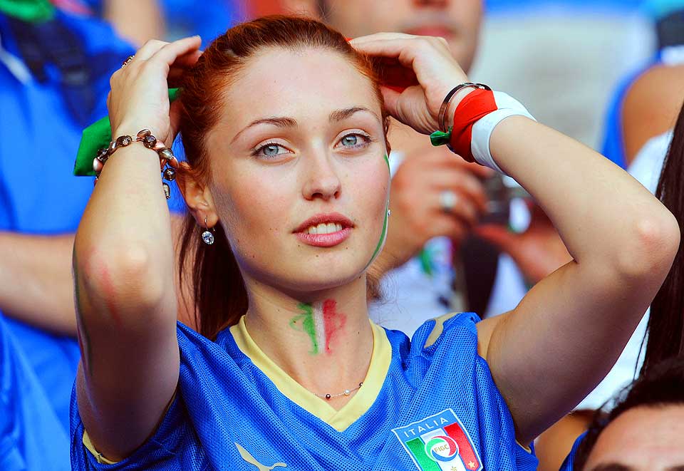 ITALIA: Fotografene linser vender seg ikke bare mot det som skjer ute p� banen under EM, men ofte opp mot tribunen. Her en italiensk supporter fra kvartfinalen mot Spania.