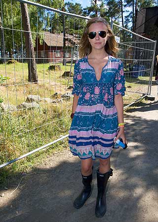 HIPPIE: Sofie Gabrielsen (18 fra Osloble for andre gang stoppet av motejournalister.- Kjolen er kj�pt p� en liten designbutikk i Frankrike for to �r siden. Og har v�rt med b�de p� �ya og Norwegian Wood tidligere.