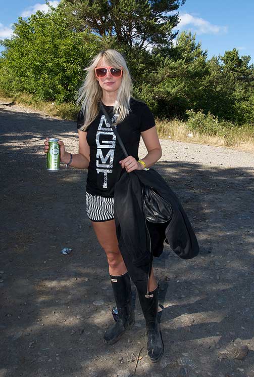 ST�VLER OG BRILLER: Mia Finchenhagen (27), fra B� stresset for � s�rge for at favorittbandet Management ble foreviget p� mer enn t-skjorta hennes.  HVOR HAR HOBE-TRYNENE KJ�PT KL�RNE SINE? SJEKK HER!