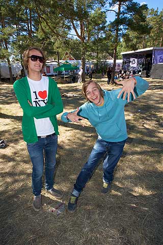 - DU ER HIPP: Erlend Andresen (20) (t.h) fra Oslo sl�r fast at kompisen Mattias Krohn Nielsen (20) er f..s� trendy. Jentenes festivalfokus har de imidlertid lite til overs for.
