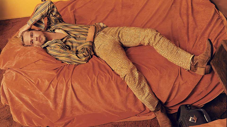 KJENDISPORTRETT: Brad Pitt fotografert for Vanity Fair i Las Vegas i 1994. Leibovitz bruker ofte eldre kunst som inspirasjon. Her har hun f�tt Pitt til � posere som den d�de Thomas Chatterton, slik han ble framstilt av den viktorianske maleren Henry Wallis.