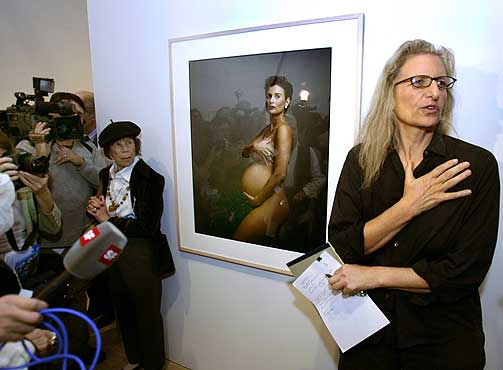 KONTROVERSIELL KUNSTNER: Annie Leibovitz' fotografi av en naken, sju m�neder gravid Demi Moore skapte store kontroverser da det prydet forsiden av Vanity Fair i 1991.