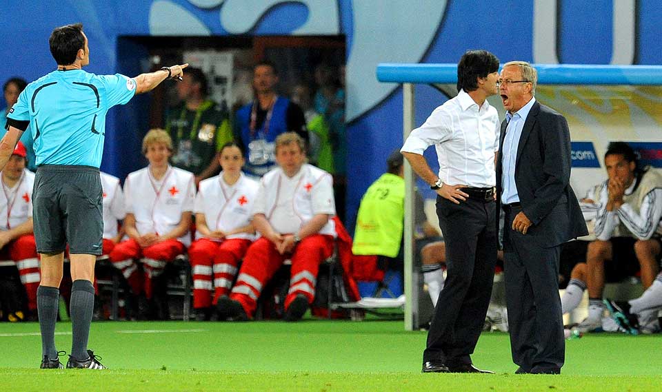LETT � OVERSE: Tom Henning �vreb� mener disputten mellom Joachim L�w og Josef Hickersberger under kampen mellom �sterrike og Tyskland, kunne blitt oversett, men dommer Manuel Mejito Gonzalez tok et oppgj�r med oppf�rsel UEFA ikke �nsker.