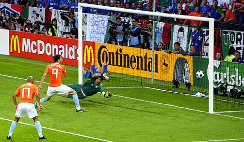 �VREB�S FAVORITT: Christian Panucci l� bak m�let og opphevet offsiden da Ruud van Nistelrooy scoret kampens f�rste m�l mot Italia. �vreb� er imponert over assistendommerens v�kenhet i situasjonen.