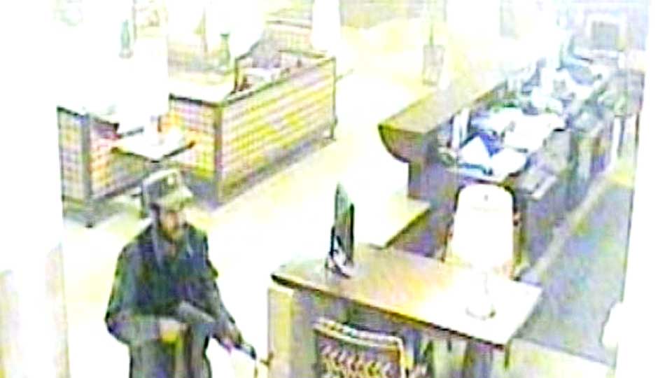 TERROR: Dette overv�kningsbildet viser den ene terroristen inne i Serena Hotell.