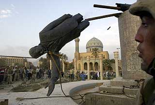 REV NED: Journalist Lara Logan var p� plass da statuen av Saddam Hussein ble revet fra sokkelen i Bagdad i 2003.