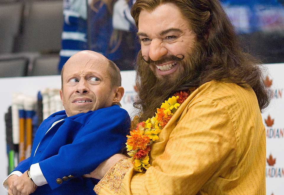 FANGET P� TAPE: Verne Troyer, her sammen med Mike Myers i filmen �The Love Guru�, har v�rt med i en sexvideo som n� er lekket p� nettet.