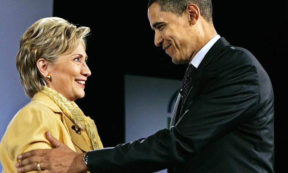 FORSONET: For en m�ned siden var de bitre rivaler, men n� gj�r de alt for � framst� som en enhet foran den harde presidentvalgkampen i h�st. Obamas sjekk p� 2300 dollar til Hillary er en viktig symbolsk gest i s� m�te.