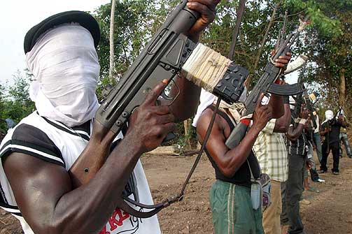 BLODIG KAMP OM OLJE: Nigerdeltaet er rammet av voldelige aksjoner rettet mot den internasjonale oljeindustrien. Lokalbefolkningen f�r lite av oljerikdommen i landet.