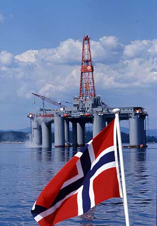 DET NORSKE OLJEEVENTYRET: Oljeboringsplattformen Odin Drill ble bygget i 1974. Men �oljeeventyret� er en tilsl�rende og delvis falsk fremstilling av v�r n�rmeste historie, samtid og framtid, mener redakt�rene.