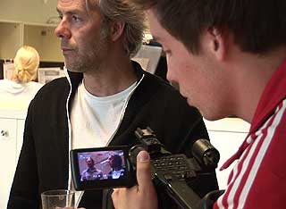 UNDER INNSPILLING: �Lange flate ball�r�-regiss�r Harald Zwart og produsent Espen Horn (p� den lille kameraskjermen) filmes av Kristian L�kken.