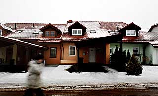 SKREKKENS HUS: I dette rekkehuset n�r Brno skal 8 og 10-�ringen ha blitt mishandlet og torturert p� det groveste. Br�drene skal ha blitt tvunget til � spise deler av sin egen kropp.