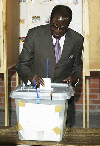 STEMTE P� SEG SELV: - Jeg f�ler meg veldig sunn og veldig optimistisk, erkl�rte 84-�rige Robert Mugabe da han stemte p� seg selv i g�r. Regjeringen hans pr�ver � f� valget til � framst� som et veivalg for � bevare Zimbabwes selvstendighet.