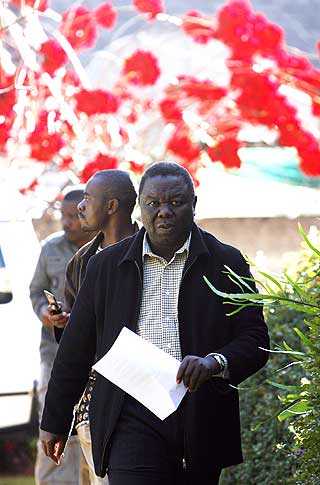 - TVANG: Opposisjonsleder Morgan Tsvangirai, som boikottet valget, stemplet det som �en �velse i massetvang� p� en pressekonferanse i g�r.