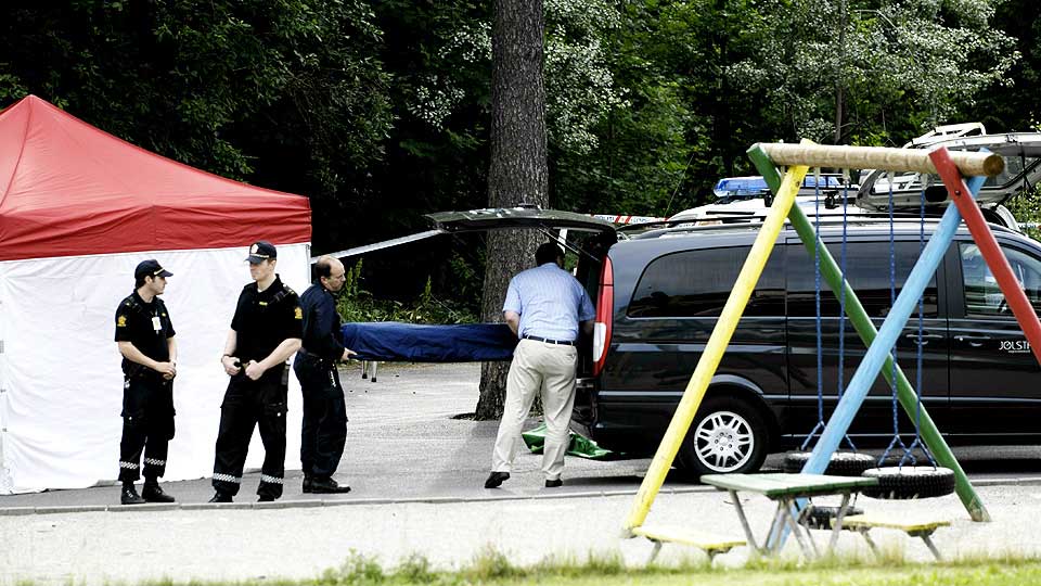 NABOER OVERH�RTE KRANGEL: Flere ungdommer skal ha kranglet p� en lekeplass i et boligomr�de i Rykkinn i ettermiddag. Her blir den drepte 17-�ringen fraktet vekk fra �stedet, som politiet ogs� har skjermet med et hvitt telt.