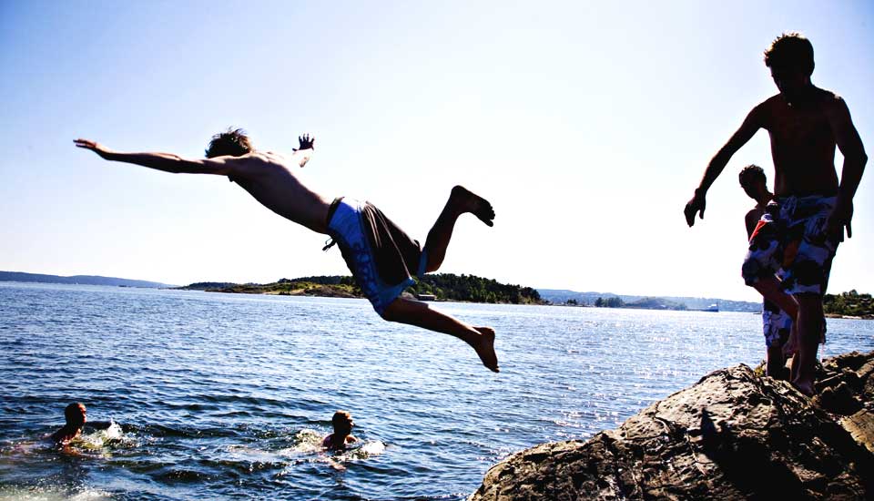KJEMPESOMMER: Endelig ser det ut til � snu. Denne uka kan temperaturene komme opp mot 30 grader og utl�se heftig badeliv.
