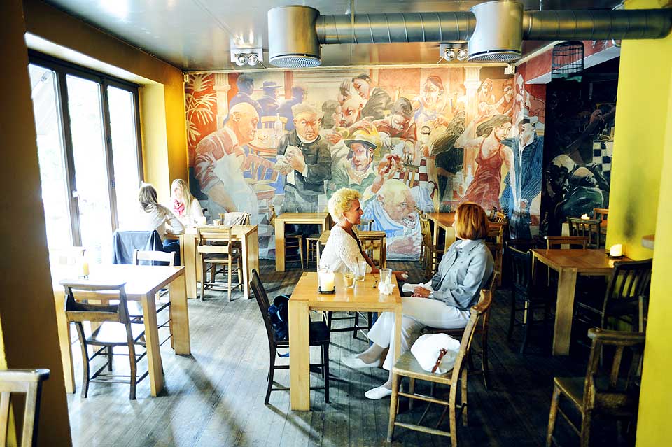 IN-STED: Delicatessen har i �revis hatt fullt hus, befolket av Gr�nerl�kkas attarktive ansikter. Ogs� tapeasen er fullt p� h�yde.