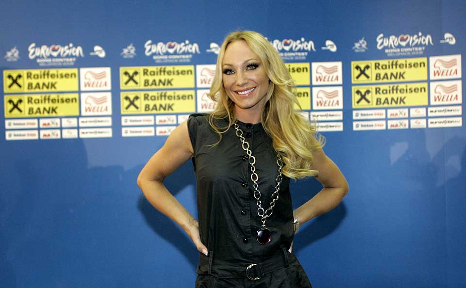 UTSLITT: 33 �r gamle Charlotte Perrelli begynner � komme seg etter kollapsen fredag. Hun og ektemannen har tatt en pause i ekteskapet, men i helga har han v�rt ved hennes side.