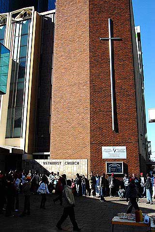 SAMLINGSPUNKT: Om natten huser Central Methodist Church i Johannesburg over 1500 flyktninger fra Zimbabwe.