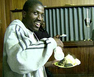 MATEN ER GOD i SUPPEKJ�KKENET: Muniparazi Mazenqera er utdannet regnskapsf�rer i Zimbabwe.
