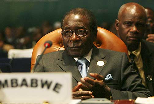 VIL HA HAM VEKK: Flyktningene vi snakket med �nsker Robert Mugabe vekk fra Zimbabwe. Men han regjerer i beste velg�ende. I g�r ble han innsatt som president. I dag har han v�rt p� m�te i AU, African Union.