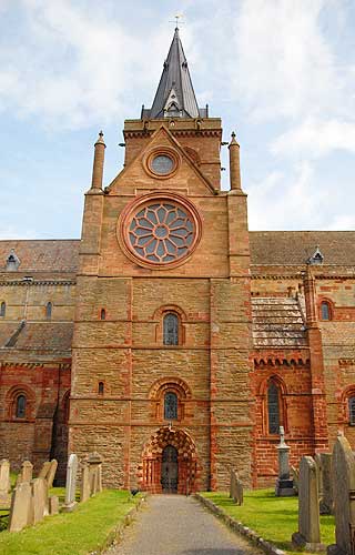 NORSK INNFLYTELSE: Vikingene erobret Orkn�yene, som forble norsk ogs� etter dem. St. Magnuskatedralen ble bygget i hovedstaden Kirkwall av nordmenn. Den har mange likheter med Nidarosdomen i Trondheim.