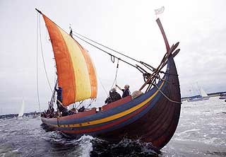 REKONSTRUERT VIKINGFERD: Veien over havet var den mest effektive i vikingtida. I fjor fors�kte entusiaster � seile denne kopien av et langskip fra Roskilde i Danmark til Irland. Fors�ket ble avbrutt og vikingskipet ble tauet til Orkn�yene.