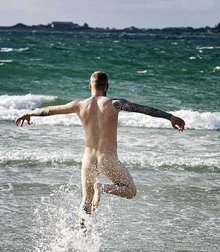 FRISTELSER: Hellas topper k�ringen som landet der folket tenker mest p� sex. Kanskje er det vakre �yer og fristende strender som er med p� � �ke grekernes temperatur.