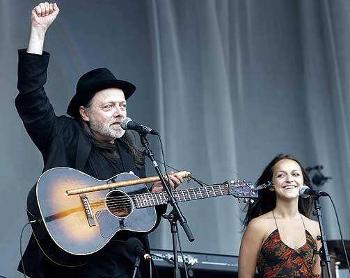  LETTERE MED LILLEBJ�RN OG DATTER:  Lillebj�rn Nilsen (57) og datteren Siri Nilsen varmet opp Bislett-publikummet til Leonard Cohen-konserten i kveld - med fotografene hjertelig til stede.