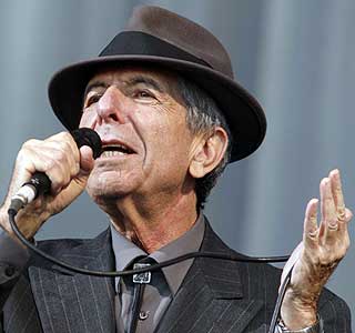  SIST S�NDAG:  Under Glastonbury-festivalen i S�r-England sist s�ndag var Lenoard Cohen venn med fotografene.